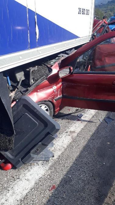 Tokatta otomobil, TIRa çarptı: 3 ölü