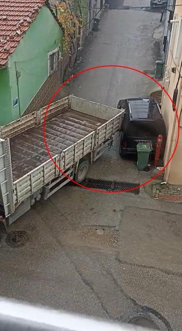 Sürücüsü manevra yapan kamyonun kasası park halindeki araca hasar verdi