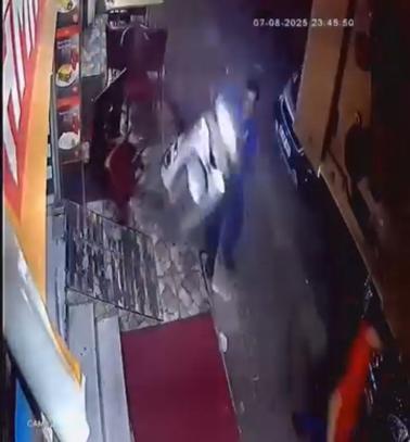 Gazın verildiği motosiklet, masa ve sandalyelere çarptı; o anlar kamerada