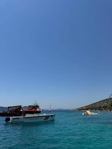 Bodrumda kayalıklara sürttükten sonra karaya oturan yelkenli için kurtarma çalışması