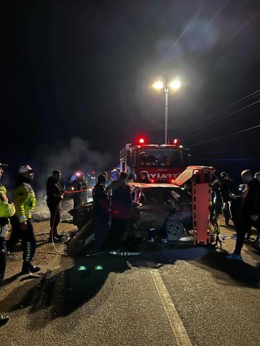 İki otomobil kafa kafaya çarpıştı 6 yaralı