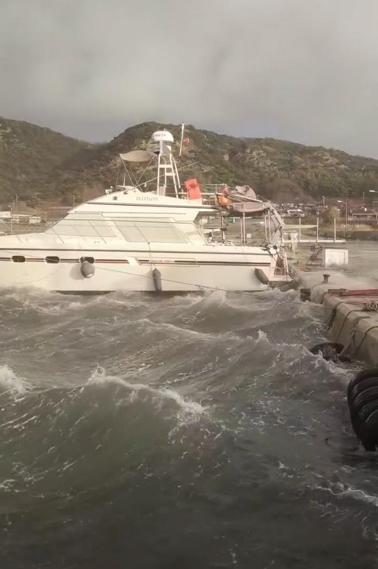 Saros Körfezinde kuvvetli lodos; işletmeler su altında kaldı