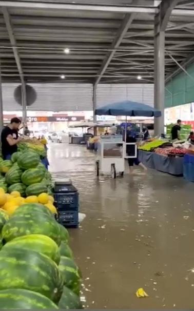 Ankarayı yine sağanak vurdu; yollar göle döndü