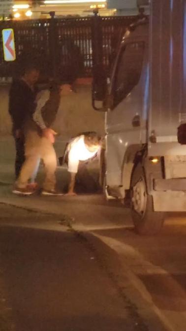 Eminönünde yoldan geçen taksileri tekmeledi, şoförler darbetti