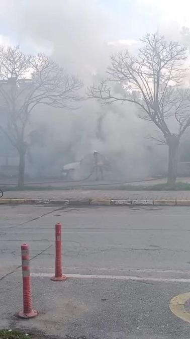 Beylikdüzünde park halindeki hafif ticari araç alev alev yandı