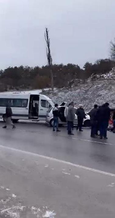 Otomobil ile minibüs çarpıştı; 1 ölü, 9 yaralı