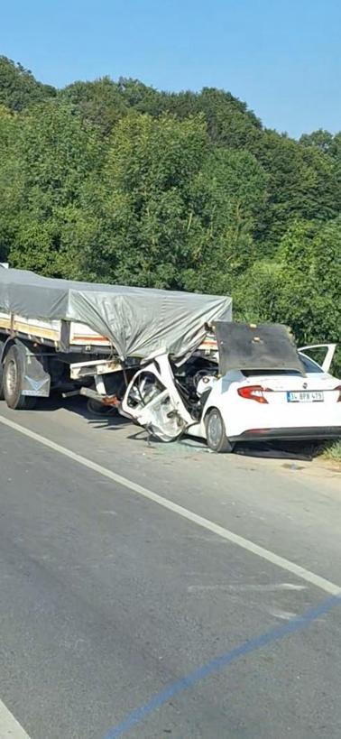Otomobil, TIRın altına girdi: 1 ölü, 1 yaralı