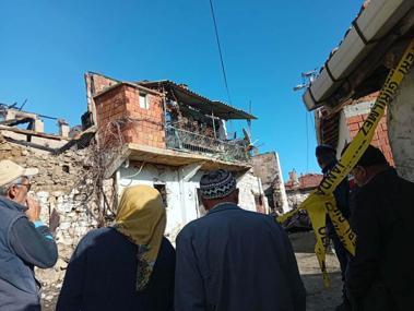Manisada evi yanan kadının enkazda cansız bedenine ulaşıldı