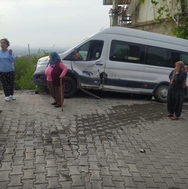 Osmaniyede öğrenci servisi ile otomobil çarpıştı; 9'u öğrenci 11 yaralı
