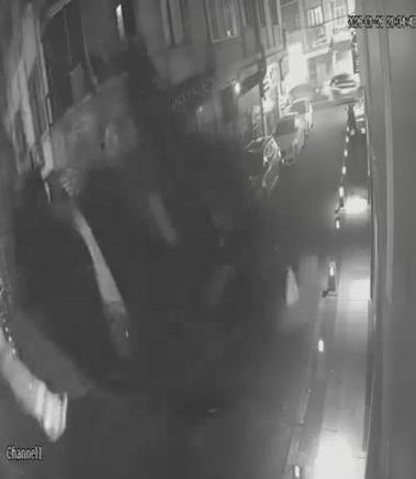 İstanbulda fırtına etkili oldu; bazı binaların çatıları uçtu