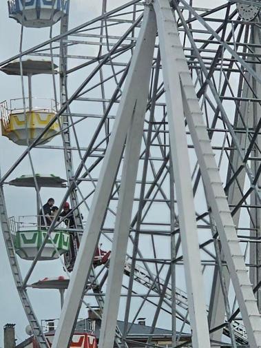 Trabzonda lunaparkta dönme dolapta mahsur kalan 20 kişi kurtarıldı