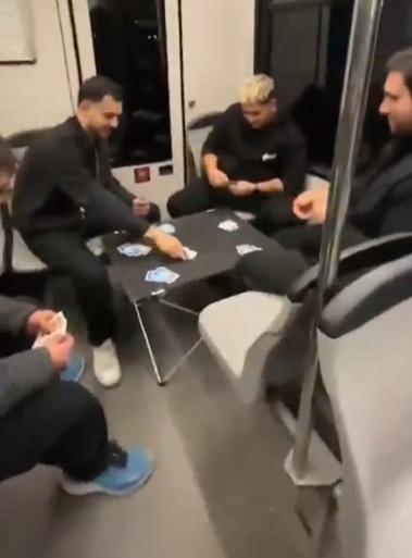 Metroda masa kurup oyun oynadılar