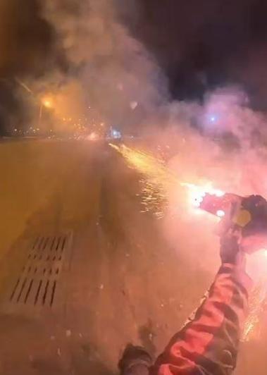 Havai fişekleri peş peşe arkadaşlarının üzerine ateşledi, o anlar kamerada