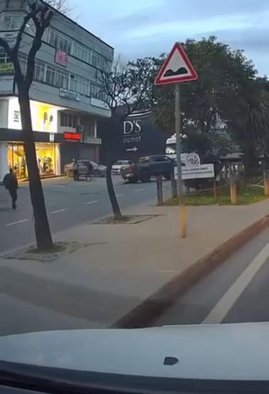 Bayrampaşada TIRa çarpmamak için manevra yaptı; aracıyla yoldaki yayaya çarptı