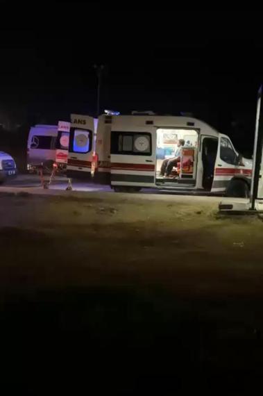 Servis minibüsü, çöp kamyonuna çarptı; 3 yaralı