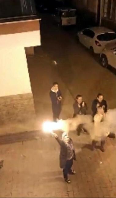 SMA hastası İrem Nur için gerekli para toplandı, komşuları ve sevenleri meşale yakıp halay çekti