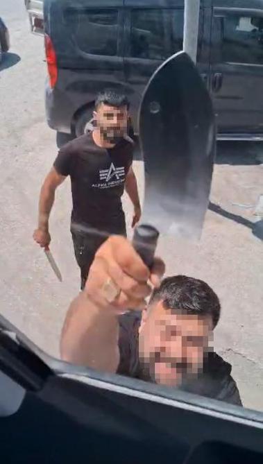 Yol verme tartışmasında TIRa satırlı saldırı kamerada