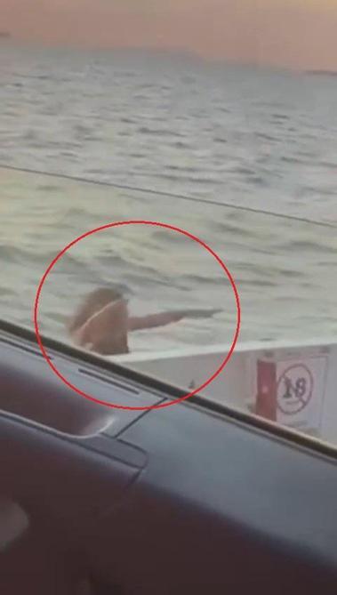 Kadın yolcunun feribottan atladığı anlar kamerada