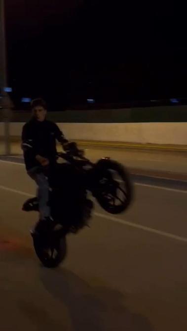 Polis yeleği giyip, plakasız motosiklet ile drift atan sürücüye 365 bin lira ceza