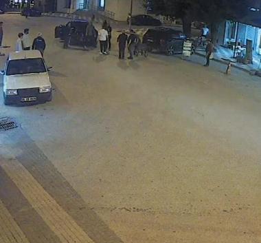 Laf atma tartışmasında tekme- yumruk dövüldü; o anlar kamerada
