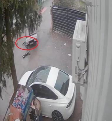 Kamyonetin altında kalan skuter sürücüsü öldü; kaza kamerada