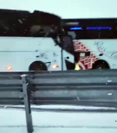 Karsta, 2 otobüs ve 1 kamyonun karıştığı kazada 2 ölü, 8 yaralı