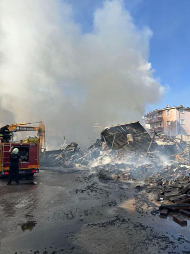 Silah fabrikasının deposunda çıkan yangın söndürüldü