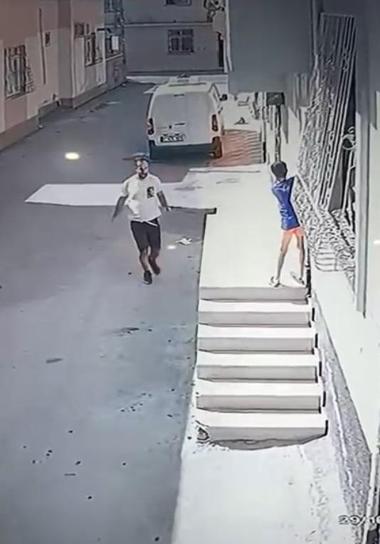 Kovaladığı çocuğu ayak bileğinden tutup yere fırlattı