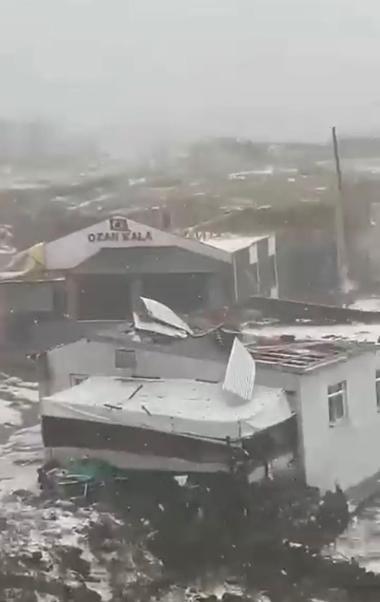 Çıldır’daki fırtınada 28 yapı hasar gördü
