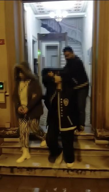 Beyoğlu’nda evine davet ettiği kadın tuzak kurdu; eşi önce darp sonra gasbetti