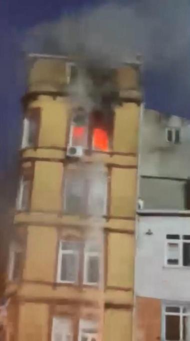 Kasımpaşada havai fişeğin daireyi yaktığı anlar kamerada; 4 gözaltı