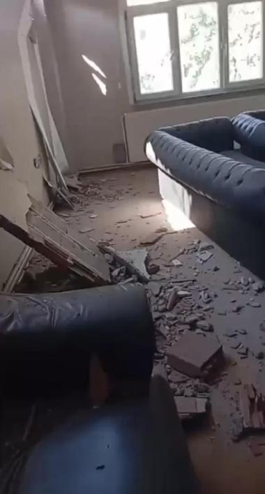 Avcılar’da koltukta uzandığı sırada iş makinesi dairenin duvarını yıktı