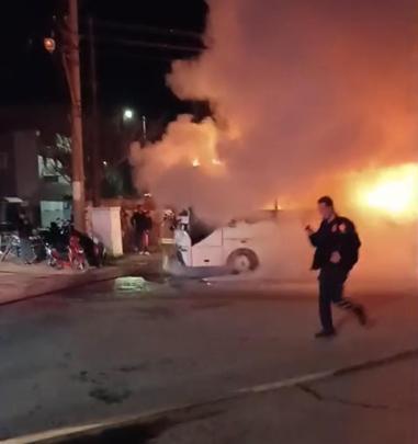 Midibüste çıkan yangın, park halindeki 5 motosiklete de sıçradı