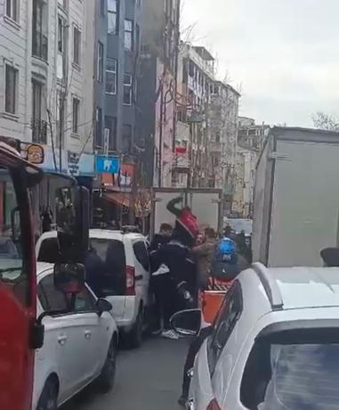 Kağıthanedeki trafik kavgasında önce zıpladı sonra yumrukladı; o anlar kamerada