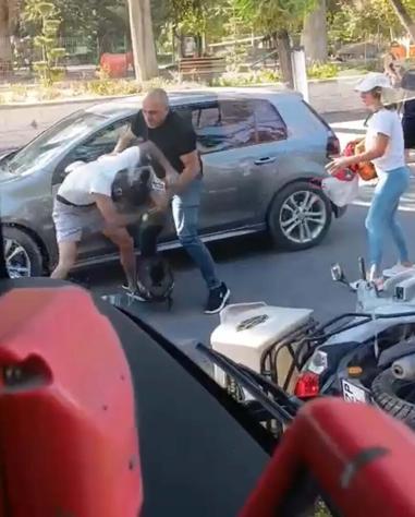 İzmirde trafikte kasklı, tekmeli ve yumruklu kavga kamerada