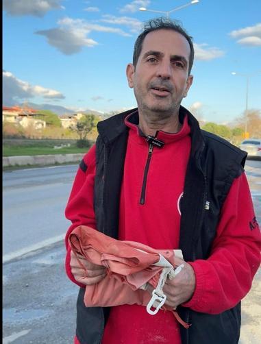 Kayalıklara takılan Türk bayrağını tereddüt etmeden kurtardı