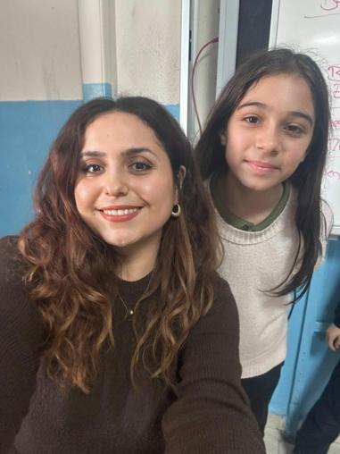 Silinen koridoru kirletmemek için ayakkabılarını çıkarıp sınıfına kadar yürüdü