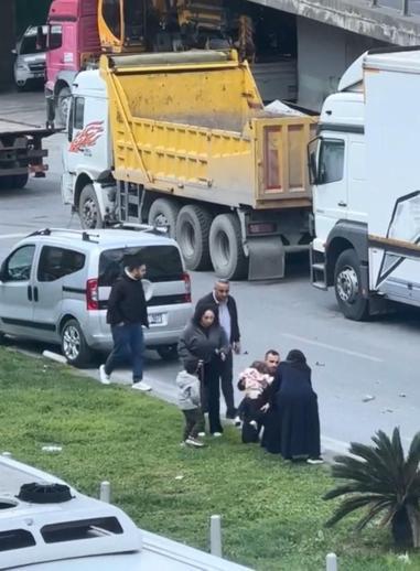 Kağıthane’de kazada yaralanan kadın sinir krizi geçirdi; kucağındaki bebekle kamyonet sürücüsüne bağırdı