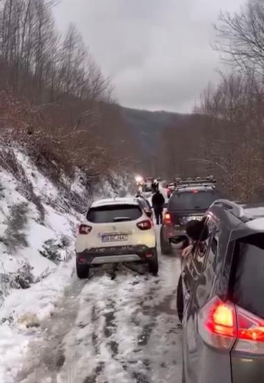 Yalovada yüksek kesimlerde kar esareti: Mahsur kalan 35 kişiyi AFAD kurtardı