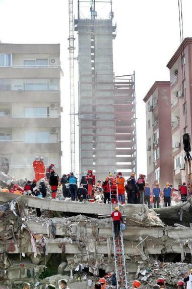 36 kişinin öldüğü Rıza Bey Apartmanı davasında tutuklu kalmadı