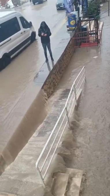 Mardinde sağanak nedeniyle cadde ve sokaklar göle döndü