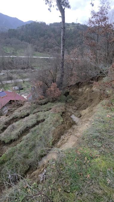 Heyelan sonrası 3 ev, tedbir amacıyla boşaltıldı