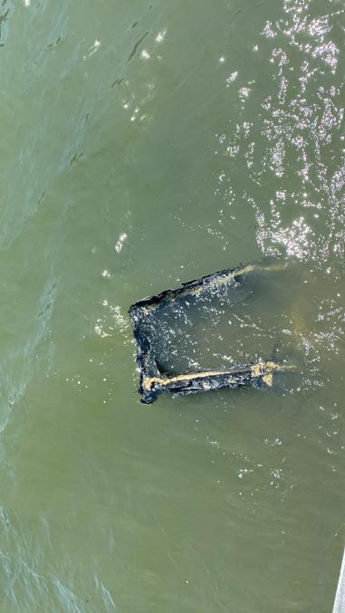 İzmirde yolcu gemisi, kıyıdaki beton duvara çarptı