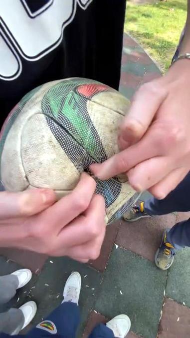 Avcılarda bahçeye kaçan topu patlattı; çocuklara küfür etti