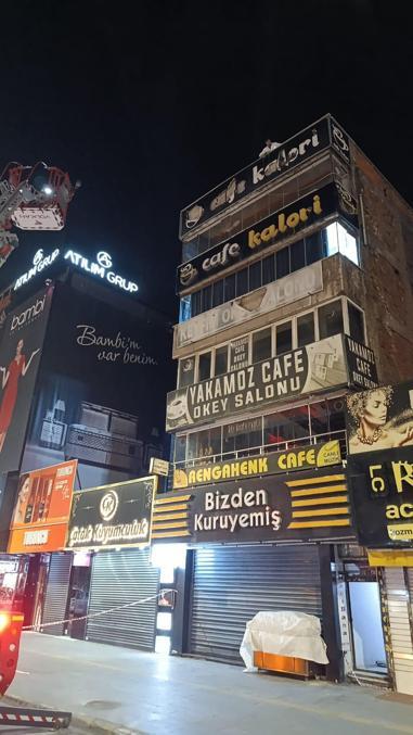 Binadan beton parçaları koptu, caddede yürüyenler son anda kurtuldu