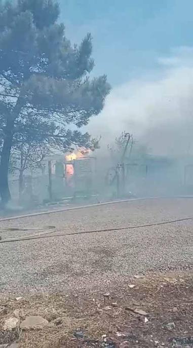 Tuzla’da otluk alanda yangın çıktı; alevler tek katlı eve sıçradı