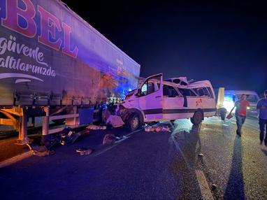 Tarım işçilerini taşıyan minibüs TIRa çarptı; 3 ölü, 16 yaralı