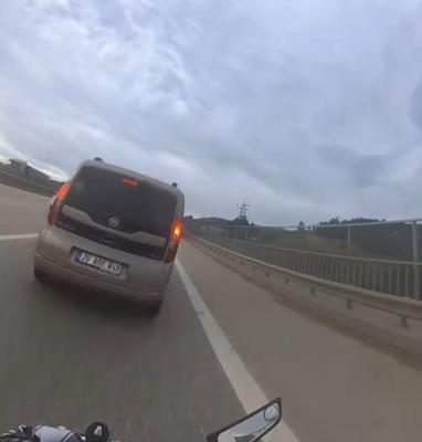 Motosiklet sürücüsü, kazada hafif ticari aracın camından içeri girdi