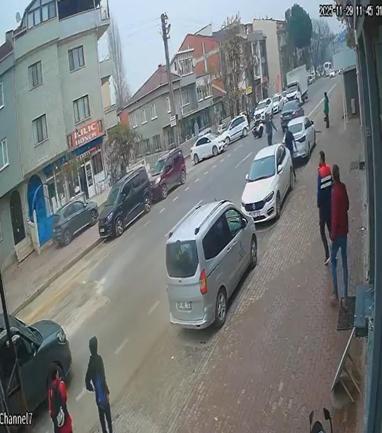 Otomobile çarpmamak için ani fren yapan sürücü, motosikletinin devrilmesi sonucu yaralandı