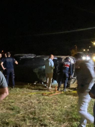 Minibüs tarlaya savrulup, devrildi: 1 ölü, 1 yaralı